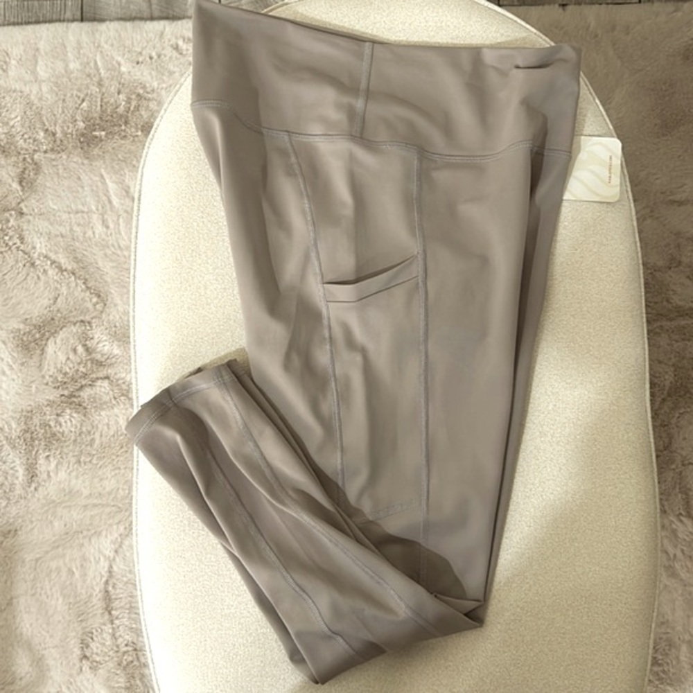 NWT Fabletics 7/8 Leggings High Waisted, Side Pockets, Taupe, Large - Picture 2 of 8